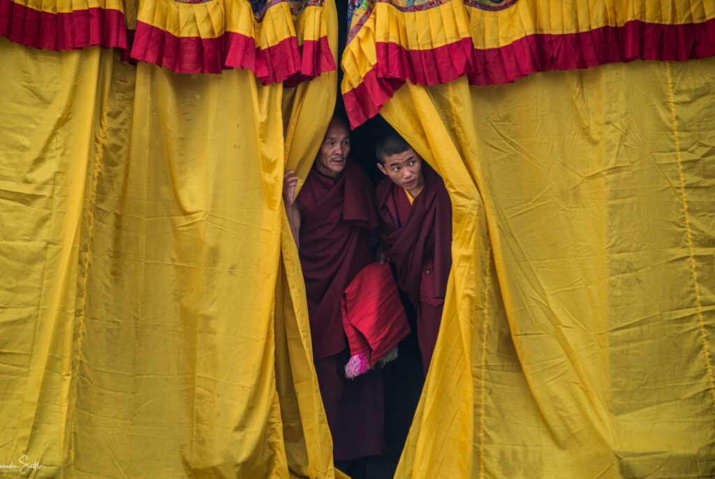 Photos de deux népalais regardant depuis l'ouverture d'une tente